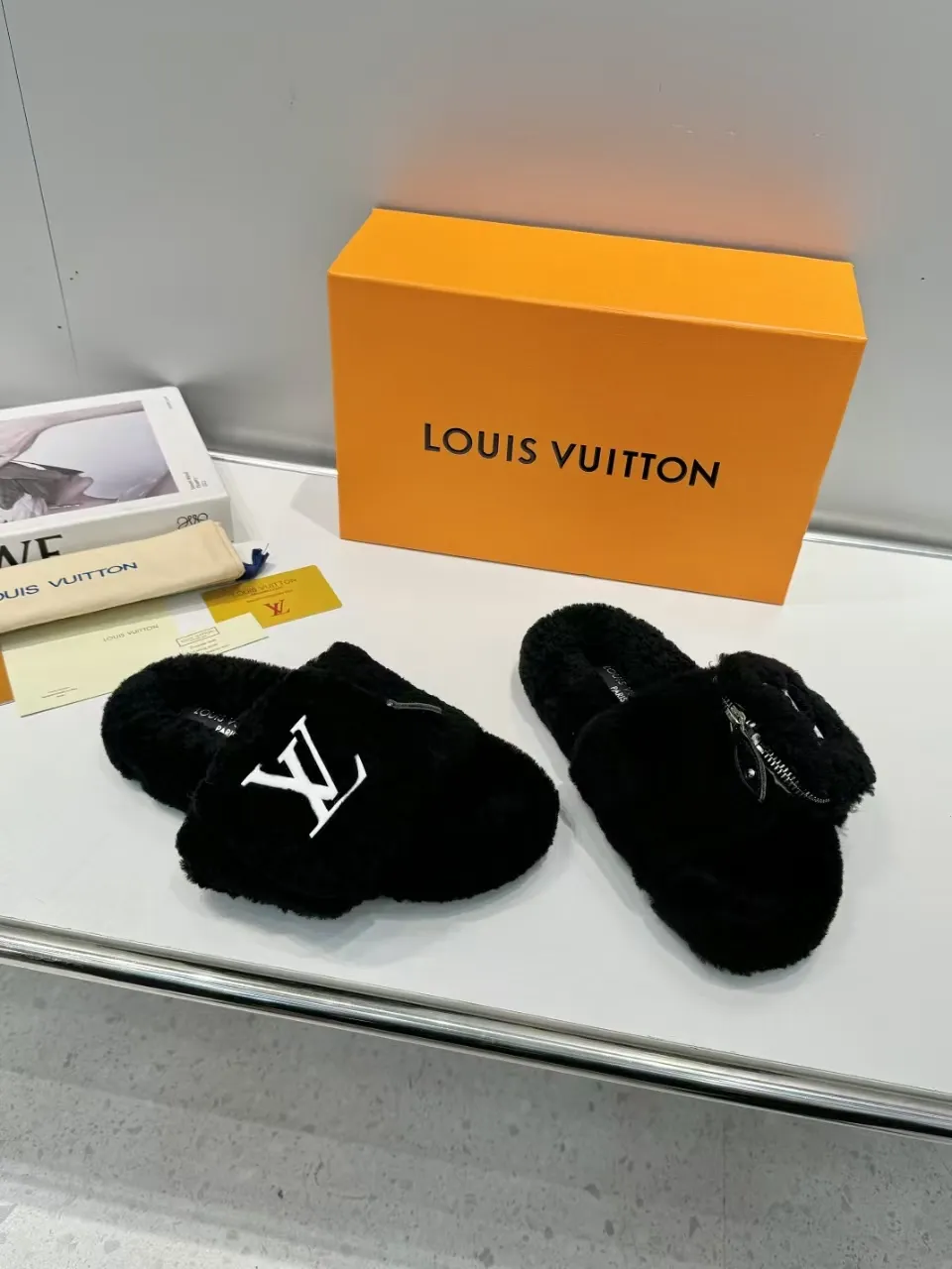 👟👟Ex-factory price 500👟👟 Popular style [LV mop] official website synchronization: counter quality! My family only makes all-genuine lamb 🐑 wool. A giant trendy fall and winter thick-soled fur flip flop. The super comfortable and luxurious wool texture makes your feet more beautiful, confident and comfortable. It is very suitable for home and outdoor use. 1: Fabric: Genuine leather lamb 🐑 wool 2: Lining: Genuine leather lamb 🐑 wool 3: Foot pads: Genuine leather lamb 🐑 wool 4: Outsole: Wear-resistant and non-slip rubber outsole 5: Number of yards: 35-41 yards [Note: 41 customized]